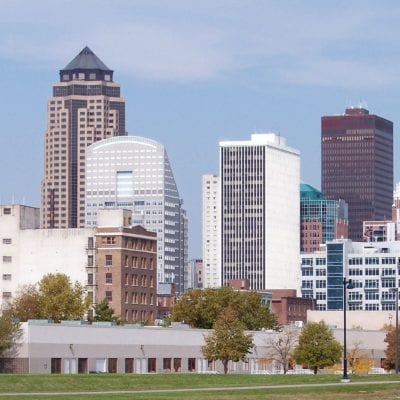 1920px-Des_Moines_skyline By Tim Kiser (w:User:Malepheasant) - Self-photographed, CC BY-SA 2.5, https://commons.wikimedia.org/w/index.php?curid=1290034