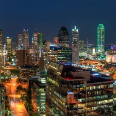 Bleu_Ciel_panoramic_nightview_of_Downtown_Dallas_(20823639102) By skys the limit2 - Bleu Ciel panoramic nightview of Downtown Dallas, CC BY 2.0, https://commons.wikimedia.org/w/index.php?curid=42603417